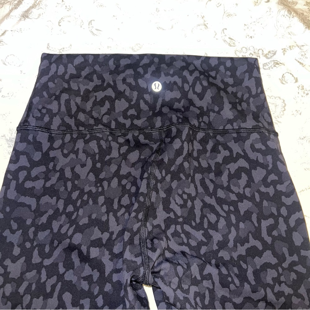 Lululemon Formation Camo HR 21” Crops Sz 8 - Picture 5 of 6